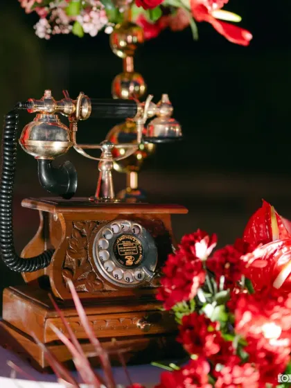 Vintage elements add a touch of nostalgia and charm. For this Broadway-themed Sangeet, we used details like a classic gramophone and a retro radio to transport guests to another era.