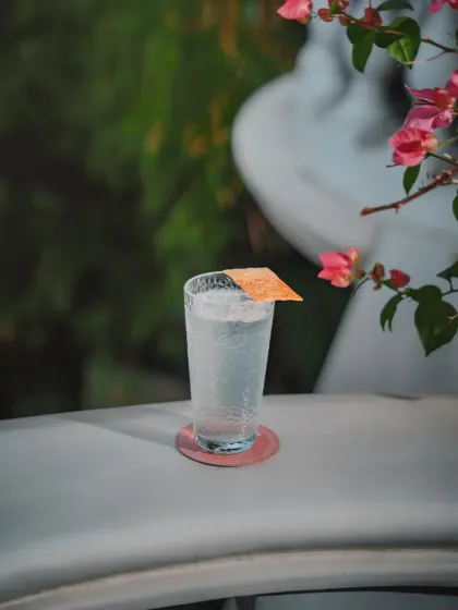 It started with a walk through the garden. That’s where Bella Pop comes in. Effervescent, zesty, and topped with a curious crunch, it’s a drink that turns a quiet moment into a memory.
