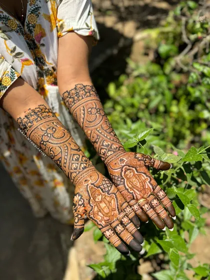 This bride wanted the blessings of Vitthal and Rakhumai for her wedding. The portraits are set against a background of traditional Maharashtrian patterns for a complete, culturally rich design.