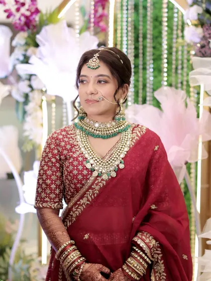 Another angle of our beautiful bride, showcasing how the rental jewellery set looks from the side, including the intricate earrings and maang tikka.