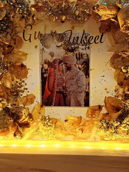 And it's here! The final look of this beautiful varmala preservation frame, lit up with fairy lights. I love how the light makes the preserved flowers and gold details sparkle. Many congratulations to the happy couple.