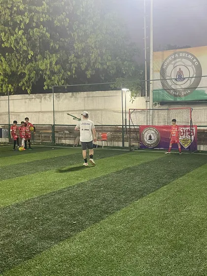 A goalkeeping drill in progress under the guidance of a VfB coach. Specialized training for goalkeepers is a crucial component of our comprehensive program.