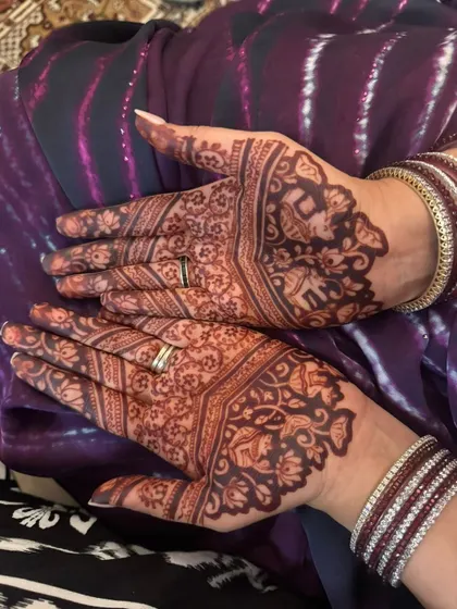 A classic Karwa Chauth design with elephant motifs and fine, intricate fillers.