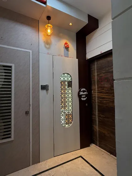 The completed entrance area, featuring a custom door, a stylish nameplate, and warm pendant lighting. This is how I create a welcoming and impressive entry for your home.
