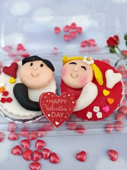 How cute are these Valentine's Day macarons? Decorated to look like a couple, they are a unique and sweet gift.