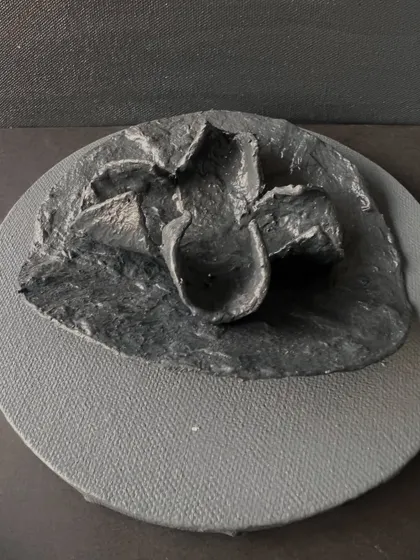 A different form from the "Order" series, with a more robust and grounded feel.