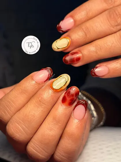 A unique fall or Halloween-themed set combining a tortoise shell pattern with a cat-eye effect and sculpted gold details.