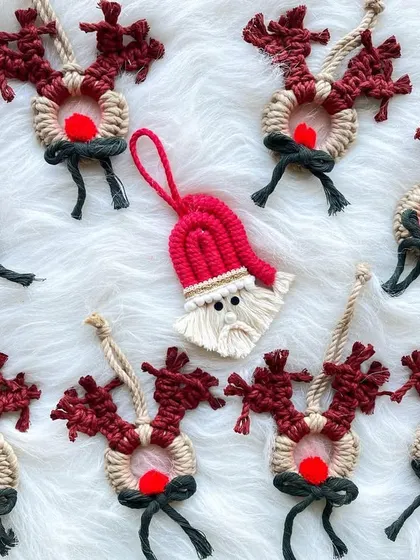 Santa and his reindeer, ready for Christmas! This set of macrame ornaments is perfect for creating a festive scene on your tree.