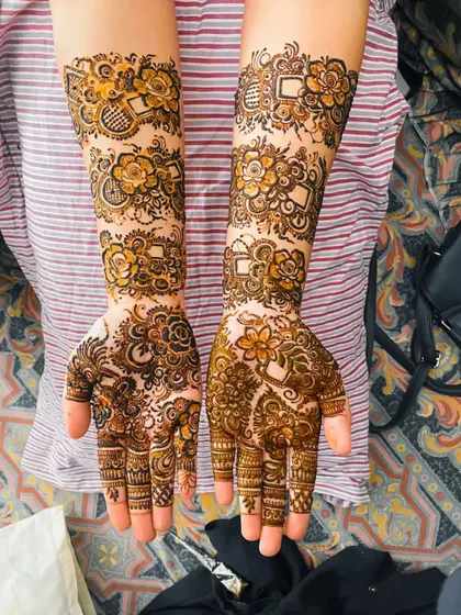 A beautiful design with a mix of floral and geometric patterns. The two toned effect in the henna adds a unique dimension to the henna.
