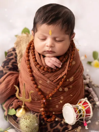 A peaceful, sleeping little Shiva, complete with a 'trishul' and 'damru'. Every detail is carefully placed to create a spiritual and artistic portrait.