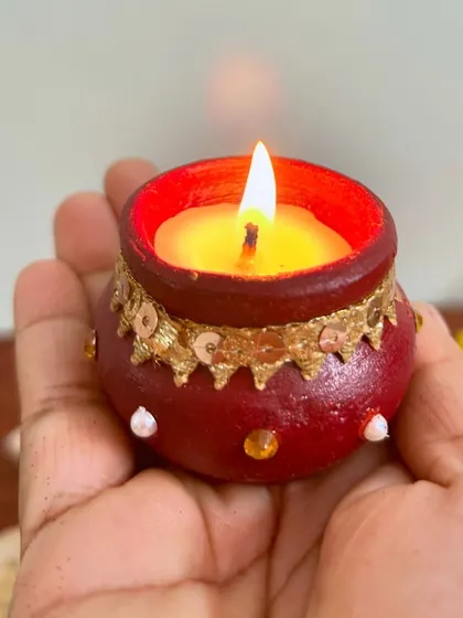 Swap traditional tea lights with these beautiful terracotta scented candles. This hand-painted matki is perfect for adding charm to your Rangoli.