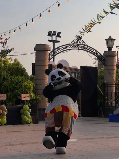 From a toucan perched on a jeep to a friendly panda mascot greeting guests, our attention to detail and interactive elements make our themed parties truly special.