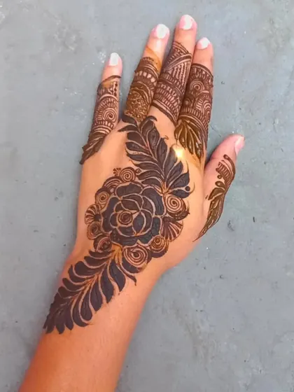 A simple yet striking Arabic-style design, with a central rose and bold leaves flowing outwards.