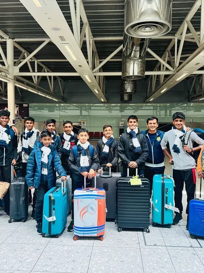 Touchdown in London! Our players and coaches arrive at the airport, ready to begin their 10-day immersive training tour with Tottenham Hotspur.