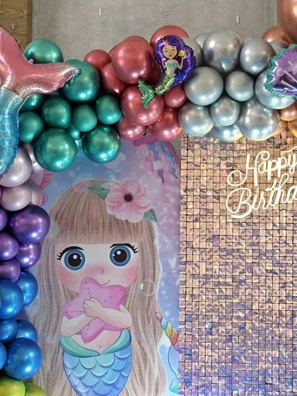 A close-up of the mermaid-themed balloon arch.