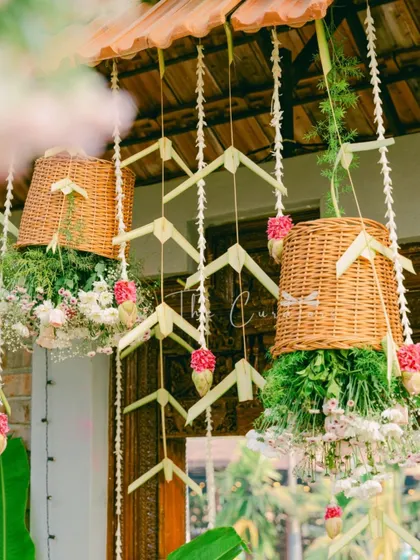 This close-up highlights the craftsmanship of the hanging elements, combining rustic textures with the softness of fresh flowers.
