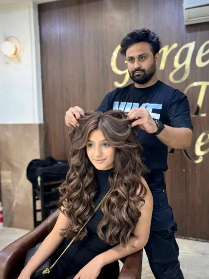A global color application with expertly placed highlights. This combination adds depth and brightness, resulting in a multi-dimensional and vibrant hair color.