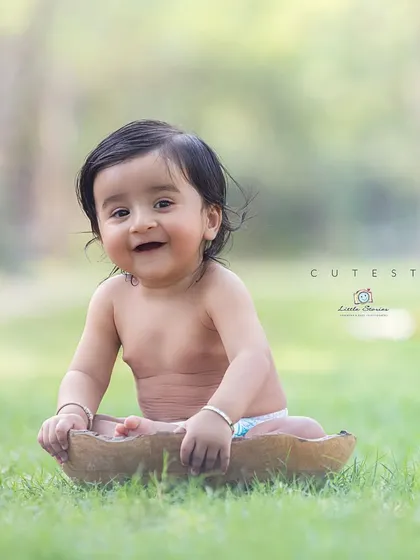 Simple, sweet, and all about your baby. Sitter sessions, for babies who can sit up on their own, are perfect for capturing those adorable expressions and chubby rolls in a clean, natural style.