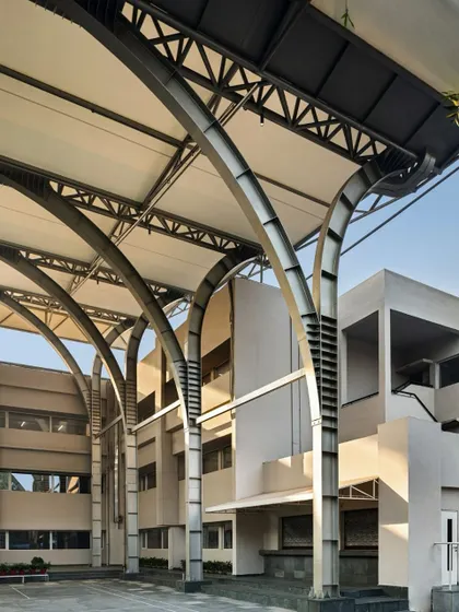 The powerful steel arches of the canopy rise to support the roof, creating a cathedral-like effect over the assembly area and demonstrating a blend of engineering and architectural grace.