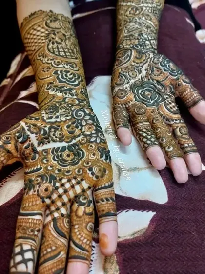 A duplicate image of the detailed bridal palms.