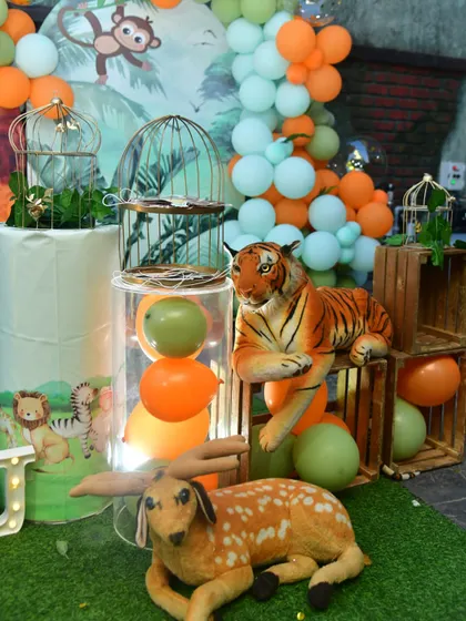 I provide a variety of props, including these realistic animal soft toys, to make the jungle theme more immersive.