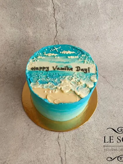 I love making these beach wave cakes with buttercream. This half-kg Biscoff cake features a beautiful ocean scene, hand-painted with different shades of blue buttercream.