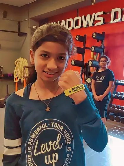 Shadja won the yellow 'Shadows WOW' wristband for her top performance in the basic level. Well done.