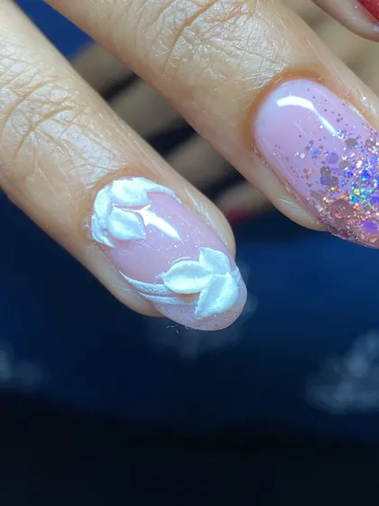 A close-up on the 3D sculpted leaves. Learning to control the acrylic bead is the key to creating such fine details.