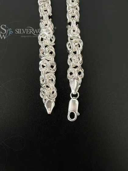 A detailed view of the King's Chain, showing the end caps and secure clasp. This ensures the bracelet is as strong as it looks, ready for everyday wear.