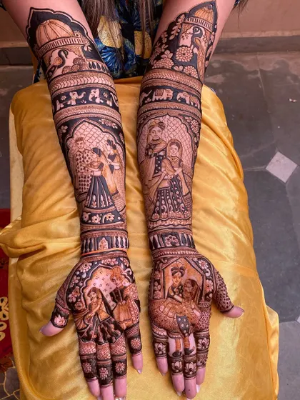 This full-arm design is filled with portraits and scenes from wedding rituals. It's a beautiful way to tell a complete story through the art of mehandi.