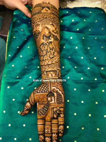 This design narrates a story of family and tradition. The palm features a beautiful bride figure, while the arm includes figures representing the blessings of elders, creating a piece full of heritage.