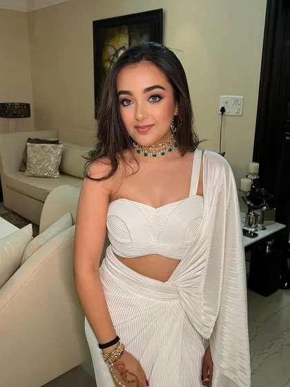 Sifat looking absolutely radiant with this bronzed glam. It's a versatile look that works beautifully for evening events, providing a warm glow that photographs perfectly.