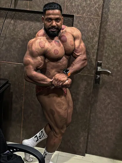 A side chest pose, showing the conditioning in my legs and chest.