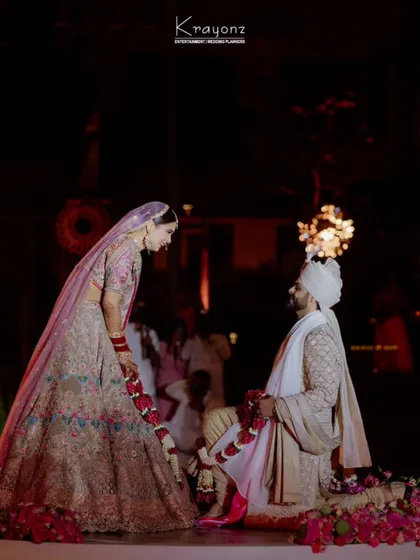 A modern take on a traditional gesture, where the bride and groom exchange varmalas on an equal footing. It’s a beautiful symbol of their partnership and mutual respect.