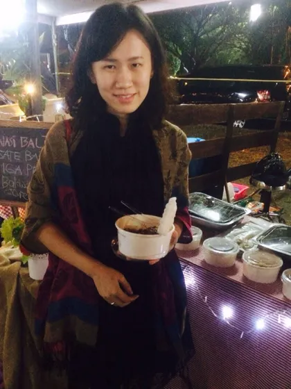 Another happy customer grabbing a bite at our stall in the evening. We really appreciate you stopping by!