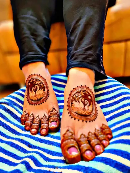 A trendy and unique foot design featuring swans in a circular frame. I love creating new and modern patterns for my clients.