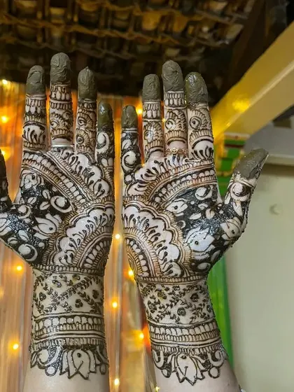 A duplicate image of the bold, dark-filled traditional mehendi design.