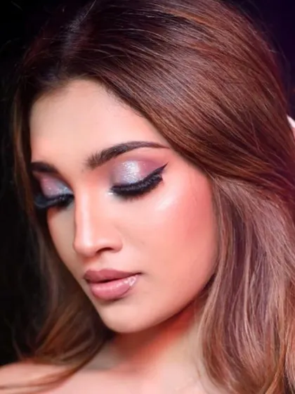This is the definition of a perfect glam look. I used a beautiful shimmer on the eyes and a classic nude lip, a combination that is always a winner for any special occasion.