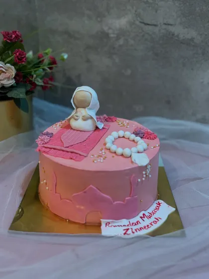 Another sweet Ramadan cake for a little one, this time with a small fondant figurine of a girl praying.