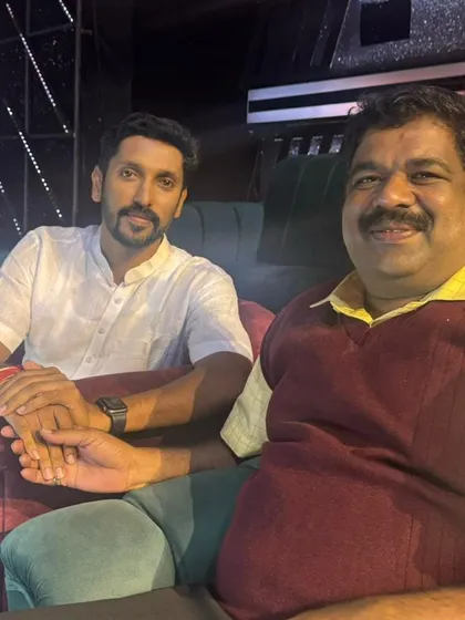 A relaxed moment sitting with Shri Arun Yogiraj. It's inspiring to be in the company of such great personalities.