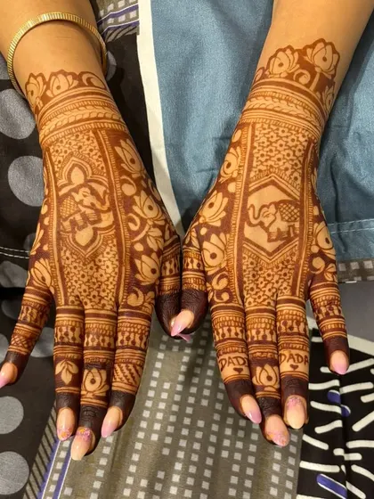The back of the hands for the Jaya Parvati Vrat mehendi, with simple elephant motifs.