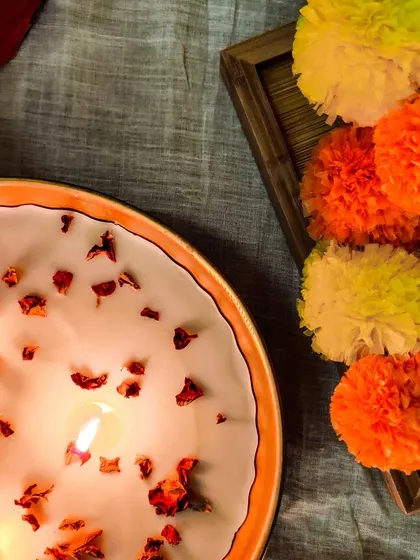 Illuminate the season of giving with our candle bowl with rose petals. The warm light and floral touch are simply beautiful.