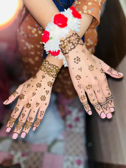 A minimal and pretty Eid mehndi design. The small floral butis and simple wristband are perfect for a subtle look.
