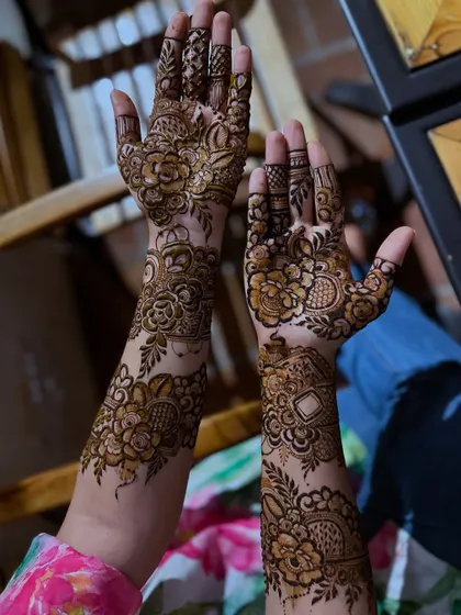 A beautiful floral design for a fellow makeup artist. The pattern is elegant and artistic, just like her.