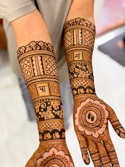 An angled view showing the detail on the forearms and the central palm design for this baby shower.