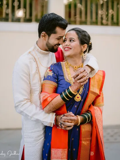A beautiful portrait of the couple, highlighting the rich colors of their outfits and the bride's jewelry.