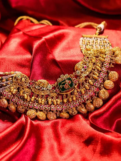 A masterpiece of intricate detail, this antique gold necklace effortlessly adds a touch of elegance to even the most basic of outfits, making a statement of pure heritage.