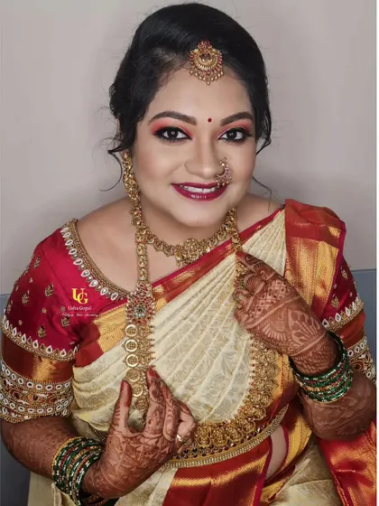 A happy portrait of Akshatha. Her complete look, from the makeup to the traditional jewellery, is a perfect example of a classic South Indian bride.