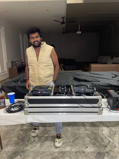 Waiting for the private party to begin. A shot of me with my mobile setup, ready for any event.