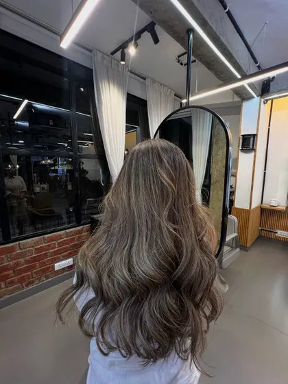 Playing with different shades of brown allows for so much expression. This look has subtle variations that create a beautiful, multi-tonal effect.